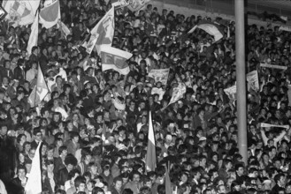 Champions Cup semifinal 1977: FC Zurich vs. FC Liverpool; overcrowded stands