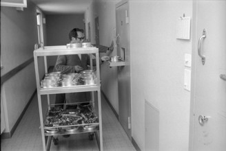 Food distribution in Winterthur prison 1969