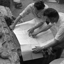 Archaeologists with excavation plan in Avenches, 1965