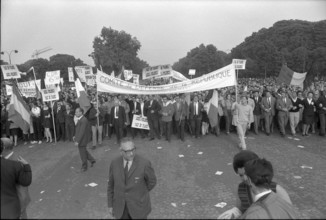 Student riots in Paris 1968: Counterdemonstration for the government