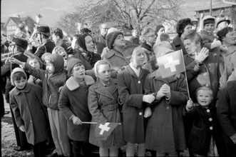 Alpnachdorf; Children await the newly elected Federal President Ludwig von Moos; 1963