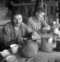 Frutigen; Manufacture of slate boards, workers taking a break; 1946