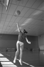 Leaders' Course J+S: Girls playing basketball, 1968