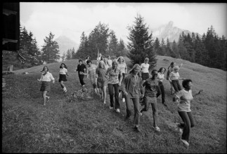 Scouts collecting garbage, 1971