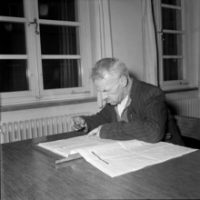 Man reading newspaper, Pestalozzi Library Zurich 1953