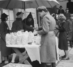 Härdepfeldag in Basel; relief effort for children; sales booth; 1941