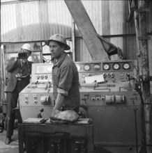Zumikon, workers in the drilling rig; 1960
