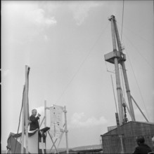 Zumikon, drilling rig, geologist gives a speech; 1960
