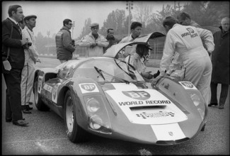 World record attempt in Monza 1967: Working on the Porsche 906