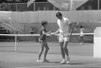 Swiss Open Gstaad 1971: Niki Pilic with ball boy
