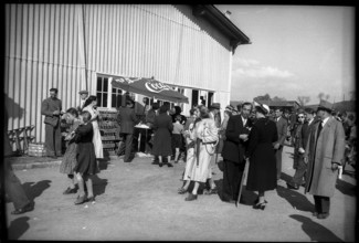 Bern, exhibition visitors, CocaCola stand; 1949