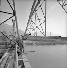 Construction of a bridge and pipeline over the Rhone; 1963