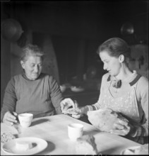 Farmers' wives eating bread, 1941
