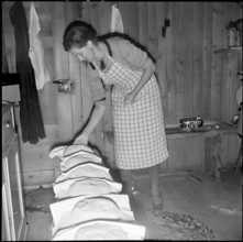 Baking bread in SafienZalön, 1941