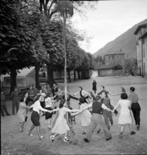 Dance around the maypole in Melide, 1942