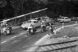 Tour de Suisse 1969: Closed level crossing