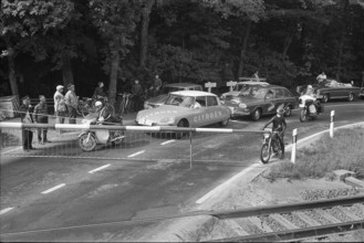 Tour de Suisse 1969: Closed level crossing