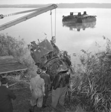 After WW2: Salvage of a US bomber, Greifensee 1953