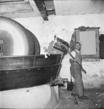 Production of cardboard, cardboard from waste paper; 1943