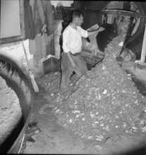 Production of cardboard, cardboard from waste paper; 1943