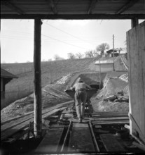 Miner pushing a mine cart; Grandson coal mine; 1943