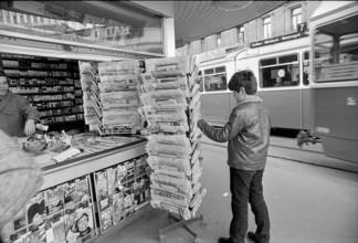 Newspaper kiosk at Paradeplatz, 1971