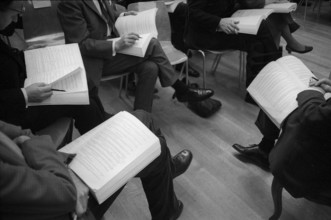 Bern, Galerie Stuker: Men leafing through the catalogue; 1968