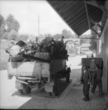 Truck, delivery, scrap metal. 1942