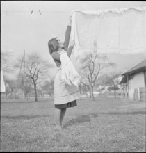 WW 2: farming camp. volunteer hanging up the washing, 1940