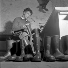 Shoemaker at the building site Oberaar power station 1951