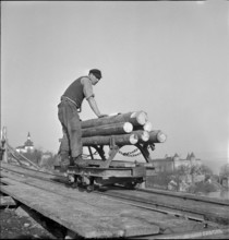 Worker, transportation, tree trunk. coal mine. 1943