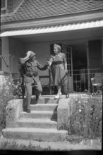 Mobilization report 1947: The conscript says goodbye to his mother/wife