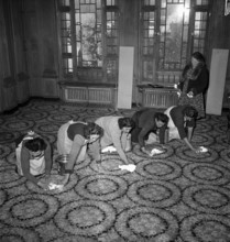 Davos: Porter at the reception of the Hotel Belvedere. 1949