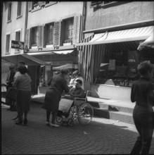 SAFFA 1958: Mrs von Salis with a model of the fashion carousel