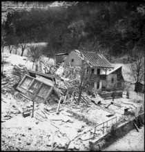 Entlebuch, clothes line in front of farm house. 1945
