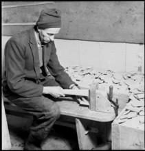 Producing a Smyrna carpet, 1951