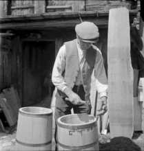 Münster VS: man carrying hay in backpack basket. 1941