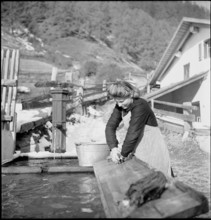 Producing Smyrna carpets, 1951