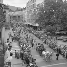 Opening of the SAFFA fair 1958: Erika Rikli presents Thomas Holenstein with the key