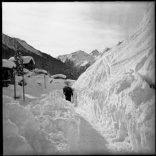 Rhaetian Railway line spilled over by avalanche, clearing work. 1951,