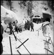 Rhaetian Railway line spilled over by avalanche, clearing work. 1951,