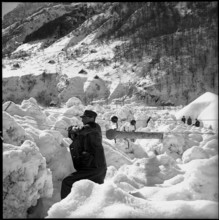 Lawine in Frasco, Verzasca valley, funeral of avalanche victims, 1951