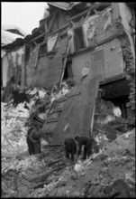 Avalanche in Vals, men serching for missing persons, 1951