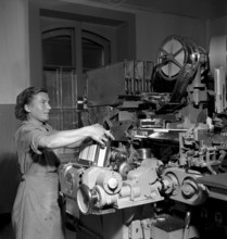Cigarette factory Brunette, 1952