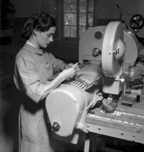 Cigarette factory Brunette, 1952