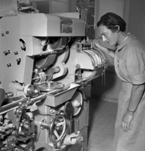 Cigarette factory Brunette, 1952