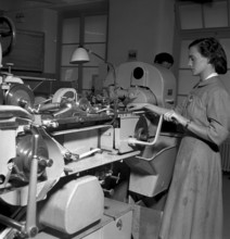 Cigarette factory Brunette, 1952