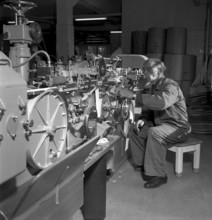 Cigarette factory Brunette, 1952