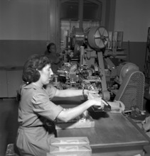 Cigarette factory Brunette, 1952
