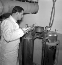 Cigarette factory Brunette, 1954